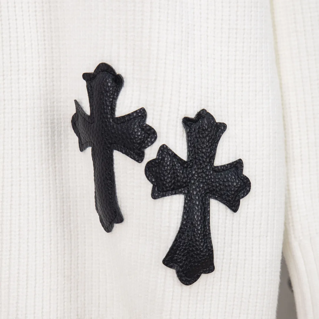 P320 💰zp version [exclusive supply] Chrome Hearts/Chrome OS loose version 2025fw autumn and winter new style Classic custom-made leather cross 🪡logo Round neck long-sleeved off-shoulder sweater Imported wool blended fabric Exquisitely upgraded, inspired by the 1980s retro Original fabric Official same style Round neck Long-sleeved suit Customized Mesh sweater thick-knitted fabric Very comfortable to the touch Latest brick cabinet synchronization for spring and summer Fashionable and individual Super versatile and good-looking style, very suitable for both men and women. A must-have style. Hang tag, collar label, washed wheat, complete with three labels. Color: black and white. Size: M L XL 2XL 3XL. Number: YK10634.